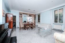 Appartement in Rome stad - Lush Garden Steps Away from Great Park