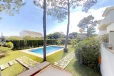 Appartement in Marbella - Beachside Family Apartment with Direct Pool Access