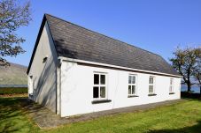 Ross Point Cottage, Pretty Seaside Holiday Cottage in Connemara, County Galway