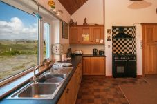 Claddaghduff Holiday Cottage, Pretty Seaside Holiday Cottage in Connemara County Galway