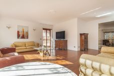 Appartement in Rome stad - EUR Luminous and Large Family Terrace Apartment