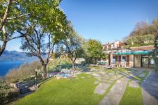 Chalet in Torri del Benaco - Villetta Blue Panorama With Private Jacuzzi