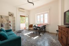 Appartement in Rome stad - Luminous Family Apt with Balcony by St Peter's