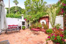 Huis in Marbella - All About Lomas de Marbella Club Pueblo