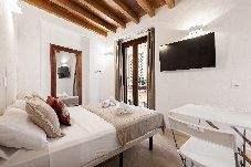 Appartement in Málaga stad - Romantic Studio Escape with Balcony