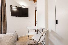 Appartement in Málaga stad - Romantic Studio Escape with Balcony