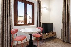 Appartement in Málaga stad - Cozy, Bright Studio with Balcony in Málaga