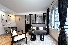 Appartement in Parijs - Luxe Loft with Champs-Élysées Views