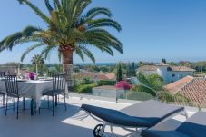 Villa in Marbella - Sea-View Villa with Heated Pool Near Marbella