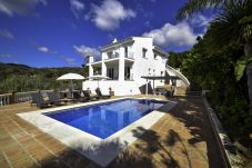 Villa in Marbella - Tranquil Villa with Sea Views & Heated Pool!