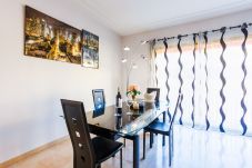 DINING ROOM WITH LARGE TABLE