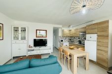 Modern kitchen-dining area of this holiday rental flat in Alicante