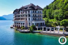 Rent a house on the banks of Lake Annecy for families, waterfront property