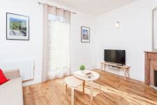 Bright living room with tv, internet and a convertible sofa