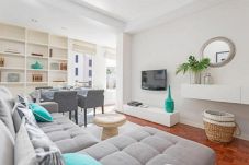 living room with tv in apartment in Funchal