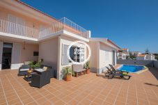 Private pool with sun loungers and views of Funchal