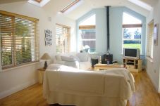 Dacha Holiday Home, Pretty Seaview Holiday Accommodation in Ardmore, County Waterford