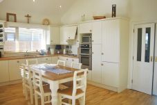 Dacha Holiday Home, Pretty Seaview Holiday Accommodation in Ardmore, County Waterford