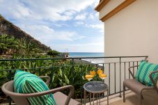 Side balcony with ocean view 