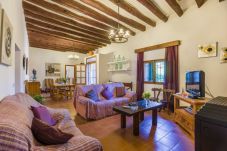 Views to the Serra de Tramuntana with swimming pool 