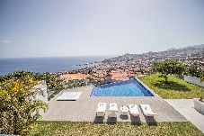 Garden with panoramic views.