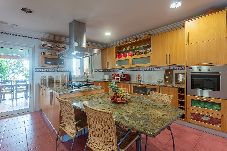 Enjoy the convenience of a spacious kitchen at Villa Alegre in Sesimbra. Equipped with everything you need, this kitchen is the ideal place to prepare