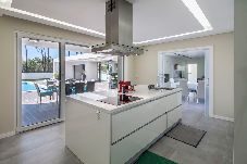 Kitchen with a large island and direct access to the outdoor area.