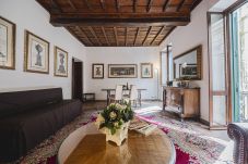 Apartment in Rome - Via Giulia Charming Apartment with Balcony