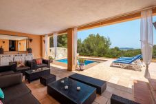 Elegante porche de la Casa Capricho en Ibiza, ideal para relajarse | Eivillas