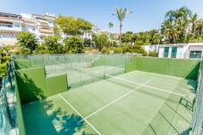 Pista de padel comunitaria de este apartamento en Nagueles (Marbella)