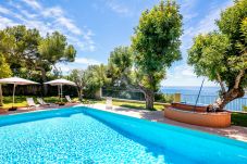 Piscina con vista panorámica al mar