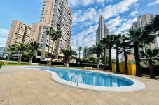Gran piscina de este apartamento vacacional en Alicante