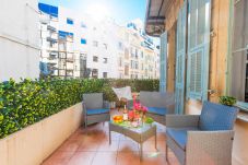 TERRAZA CON SALÓN JARDÍN