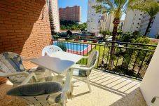 Terraza exterior con vistas a la piscina del apartamento vacacional