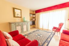 Salón comedor de este apartamento en Marbella