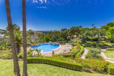 Piscina comunitaria de este apartamento en Marbella