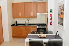 Cocina americana completamente equipada junto al comedor