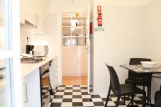 Apartamento con cocina independiente junto al Castillo de San Jorge