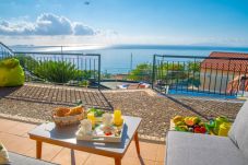 Piscina y balcón con vista al mar