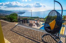 Piscina y balcón con vista al mar