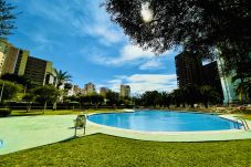 Piscina y césped natural del apartamento vacacional de Finestrat