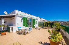 Apartamento con amplia terraza y vistas al Puerto de Alcudia