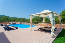 Terraza de Casa Fenix para tomar el sol y disfrutar de su entorno natural