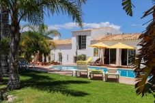 Casa rural en Almancil - Idyllic Farm House with huge Garden for 14PAX