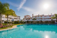 Piscina privada de este apartemento en Marbella