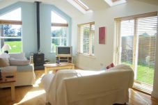 Dacha Holiday Home, Pretty Seaview Holiday Accommodation in Ardmore, County Waterford