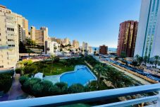 Terraza de apartamento vacacional con vistas a las zonas comunes y la Cala de Finestrat