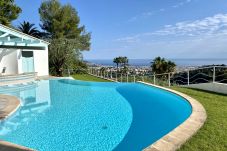 Piscina con vista al mar en Niza