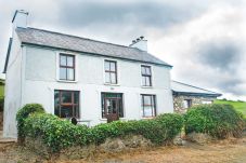 Hillside Holiday Home, Large Self Catering Holiday Home Close to Killarney & Farranfore Airport in County Kerry