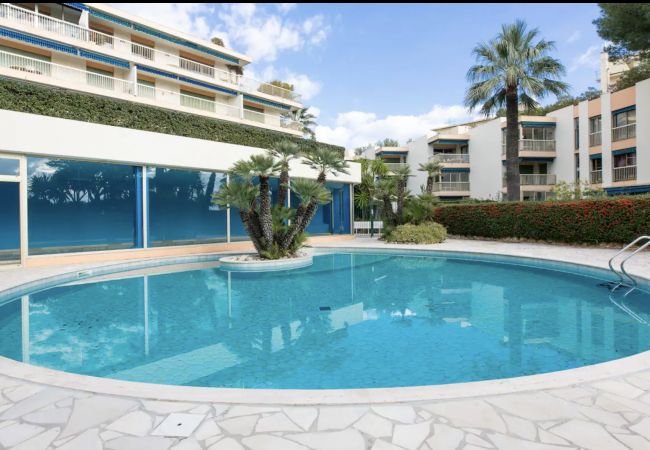 Apartamento en Cannes - Sea side 2 bedroom with heated pool 322